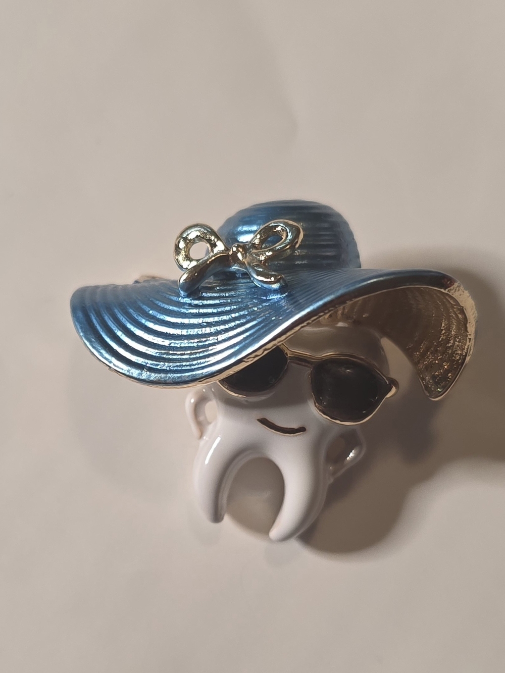 Blue Sun Hat Tooth Brooch Pin - Fashion Accessory
